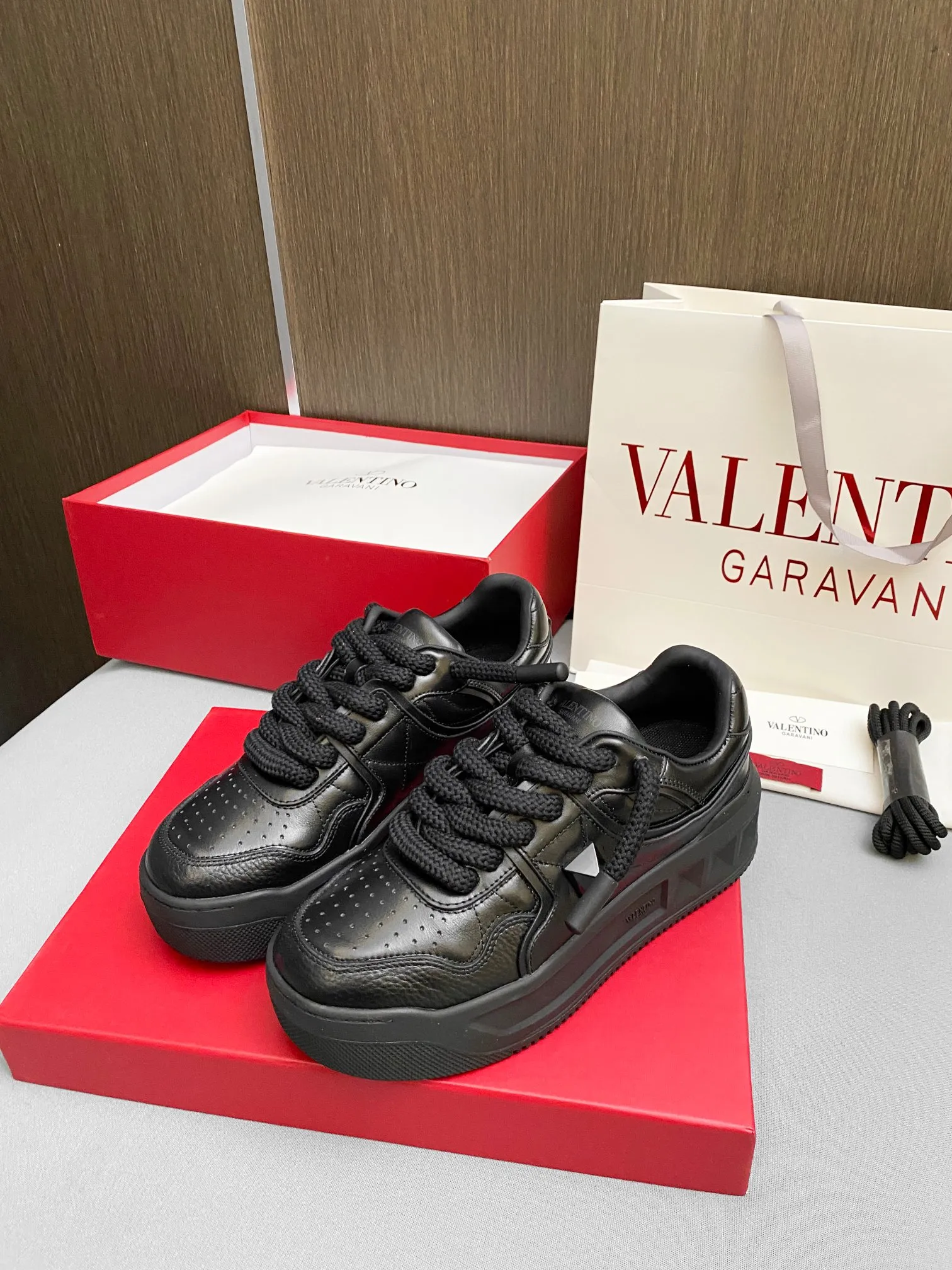 👟👟Ex-factory price 640👟👟 Women's shoes Women's clothing Women's shoes Women's clothing Women's shoes Women's clothing 🔺Valentino🔺Valentino New casual shoes 2023 latest model Popular style for catwalk couples Thick shoelaces, the same style as Elsa Hosk, Zhang Yixing, Guan Xiaotong and many other stars 🔥 The top version + lasting technology, the upper is fully oiled. Fabric: Customized cowhide + cowhide lining with breathable mesh. Outsole: Original molded T👟👟Ex-factory price U thickened outsole. Size for women is 35-40. Men’s is 39-45.
